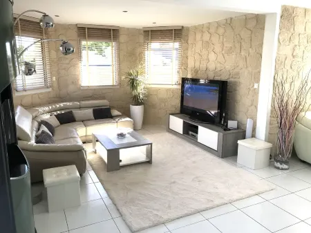 Spacieuse Villa 4 Avec Piscine Intérieure