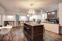 Le 900 Tremblant Inn Café and Bistro Hotels in Mont Tremblant