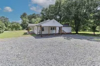 Lake Tillery 7 Minutes to Marina! Sleeps 8, Large Deck with WiFi and AC
