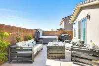 Utah Group Getaway w/ Patio! Swim, Soak & Hike - 駐車場