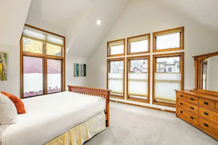 Pacific Street Townhome 514B by AvantStay Cute Townhouse in the Heart of Telluride