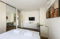 Chic 2BR Apt w Large Windows in Tel Aviv Old North โรงแรมใน