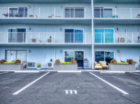 Beach Hideaway Nsb- Steps to the Beach Отели в г. Нью Смирна Бич