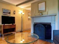 Maple Suite- Private  Ground Floor Apartment in Front of Smith College Hotels in Northampton