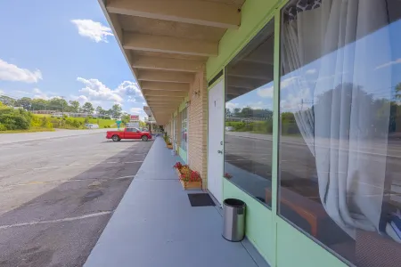 Sonrise Inn Lincoln Hwy by OYO