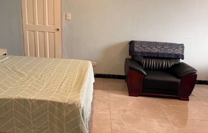 Studio Sleeps 2 with Free Parking