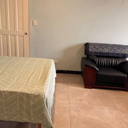 Studio Sleeps 2 with Free Parking