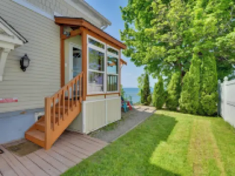 Turtle Cove Bay Beach House ~ 13 Mi to Buffalo! Hotels in Hamburg