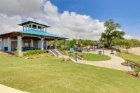 Live Oaks & Marina Views! Ocean Springs Home - View biển