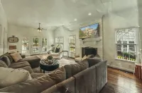 Location Location, spacious 5Br 4 bath house in oldtown w/hot tub & firepit.
