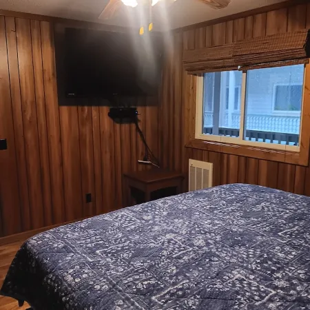 Cozy 2 bedroom condo walking distance to slopes hot tub,pool,gameroom,gym.