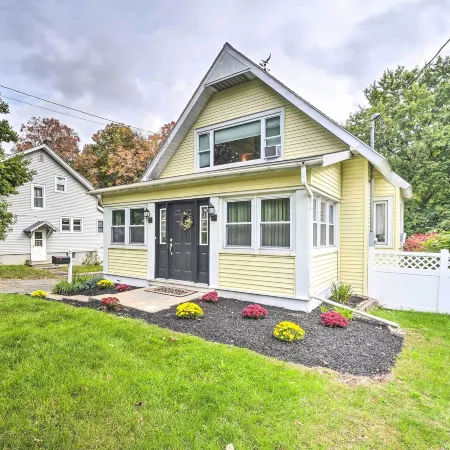 Pet-Friendly Latham Retreat ~ 7 Mi to Albany!