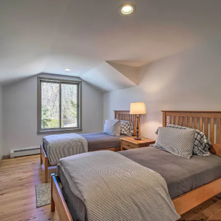 Plattsburgh Home w/ Deck on Lake Champlain Hoteles en Plattsburgh