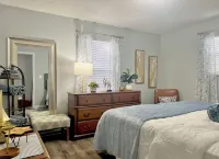 3 Bedroom Sleeps 8 - Close to Downtown Fun, Medical Center & Shopping,