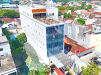 W Three Premier Hotel Lagaligo Hoteller i Mangkura