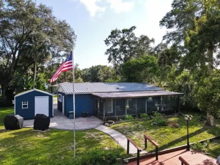 "The Blue Grotto" Entire Home, Weeki Wachee River Отели в г. Уэки-Уочи-Гарденс