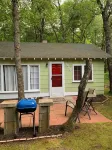 Lake Huron access wooded 2-bedroom cottage with WiFi in charming Oscoda