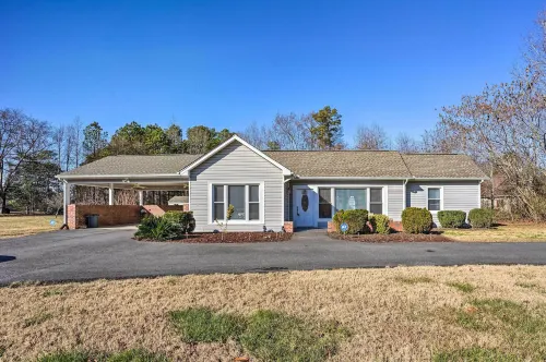 Prince George Getaway Near Historic Sites! - Parkplatz