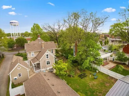 Downtown Victorian Home - 1 Block from the Bentonville Square