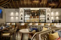 Waves Resort & Spa, An Autograph Collection All-Inclusive Resort - Bares