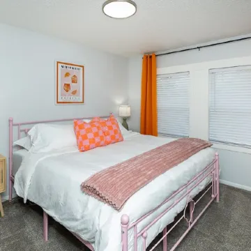 Little Italy in Dsm: 2 Bed 1 Bath Upgraded Townhome w/King Bed & Reading Nook