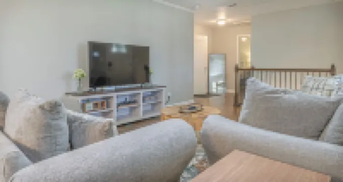 迷人的寬敞帶遊戲室的家