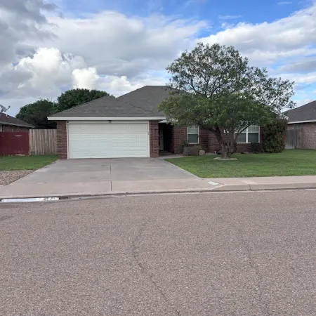 Spacious 4-bedroom house with WiFi, AC in welcoming Clovis