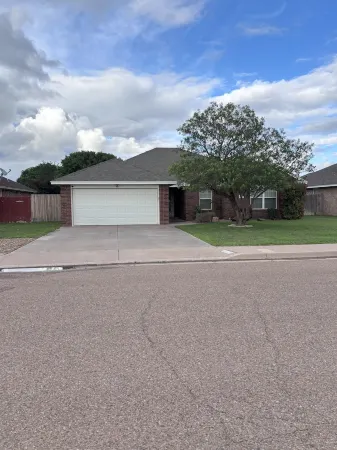 Spacious 4-bedroom house with WiFi, AC in welcoming Clovis