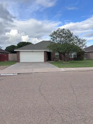 Spacious 4-bedroom house with WiFi, AC in welcoming Clovis