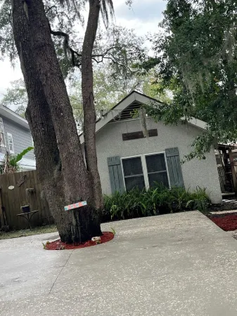 Quaint, quiet tabby cottage under the live oaks Mid Island St. Simons Near Food