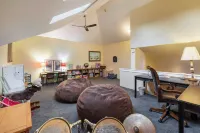 Valley of the Moon by Avantstay Tranquil Escape, Large Yard w/ Hot Tub & Fire Pit