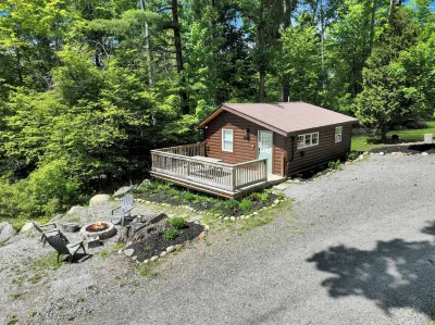 Close to Town - Pet Friendly Cabin with Fire Pit 鄰近萊克喬治的酒店