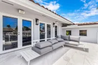"Luxury waterfront mansion with large pool" Near clear water & sandy beaches !