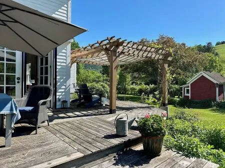 Classic Catskills Home, EV Friendly Отели в г. Колчестер