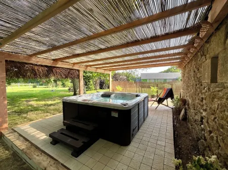 Family house with private jacuzzi, Near Saint Jacut beach, Lancieux, Dinard