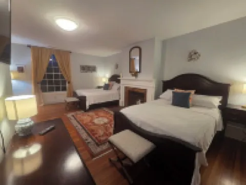 Historic Home, Sleeps 10, Vir 2 Miles,Hyco Lake 8 mi., Fire Pit, Historic Milton