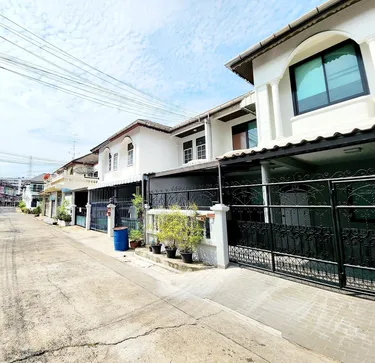 รูปภาพของIn the central of the city, close to convenience stores and transportation hubs.