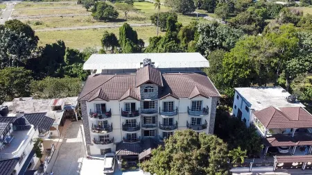 Come to enjoy this fully renovaded 3-bedroom apartment full of amenities.