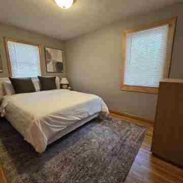 Comfy 2-Bedroom Apartment Near Downtown Rooms