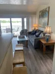 Romantic or family convenient with balcony over conroe lake ideal for fishing