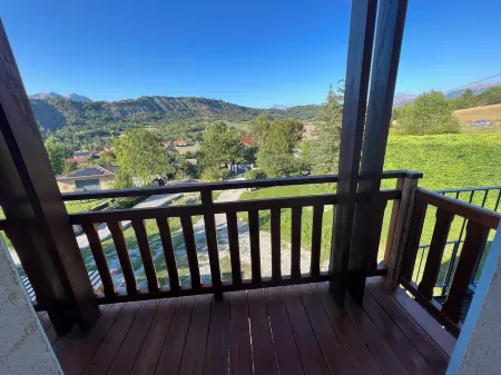 Superbly equipped, self-contained apartment in a quiet location close to the town center.