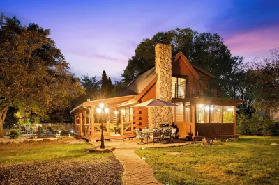 Riverfront Cabin with Cedar Wood Hot Tub, Dry Sauna, and Dock Hotels in der Nähe von Out of Our Closet