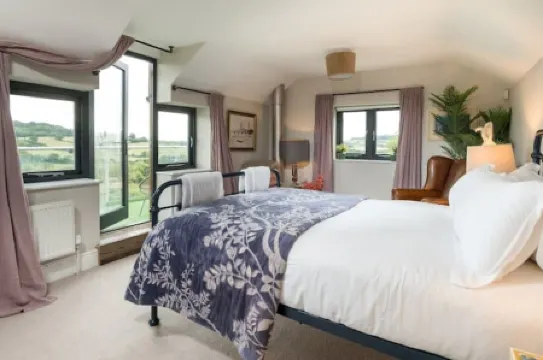 Family Gem in Bath, sleeps 18, stunning view