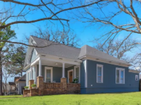 "KOZY KOTTAGE" Near Downtown! 2025 Remodel, Sleeps 8 Comfortably, Games & More! Hotels in Denison