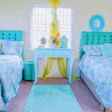 Charming 3-bedroom house with AC and WiFi in Negril Rooms