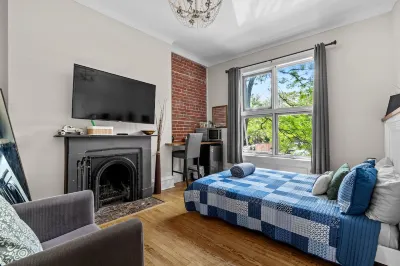 The Willis Suite steps from the waterfront Отели в г. 