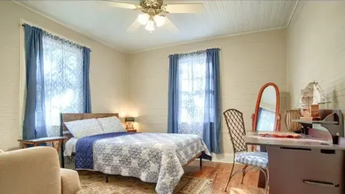 Robinson Bayou's Yellow Door Cottage