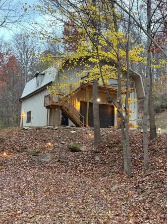 One of a kind 4-bedroom barndominium in Warsaw, Ohio on 23 wooded acres. Отели в г. Coshocton County