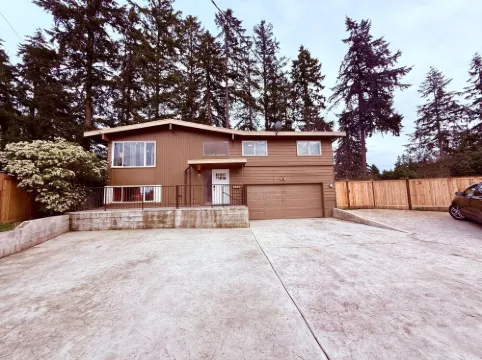 Cozy Spacious Home Near Muckleshoot, Pet Friendly