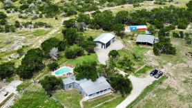 The Porch & Prairie Ranch, Sleeps 20! Peaceful Oasis, Pool, Jacuzzi, Events!
